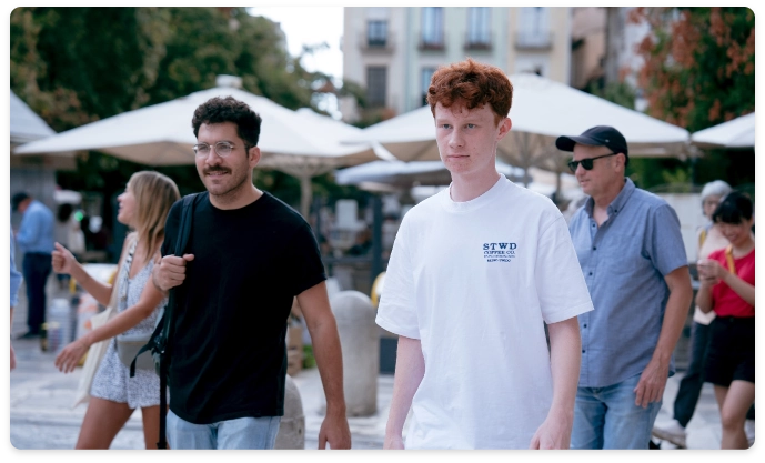 Alumnos en la entrada de escuela de lengua