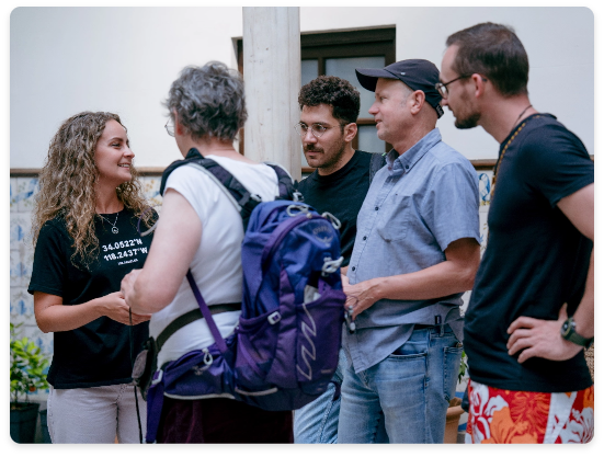 guía explicando a alumnos de lengua